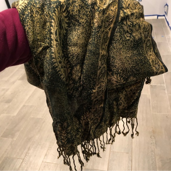 Authentic Turkish silk paisley Shaw - Picture 7 of 9